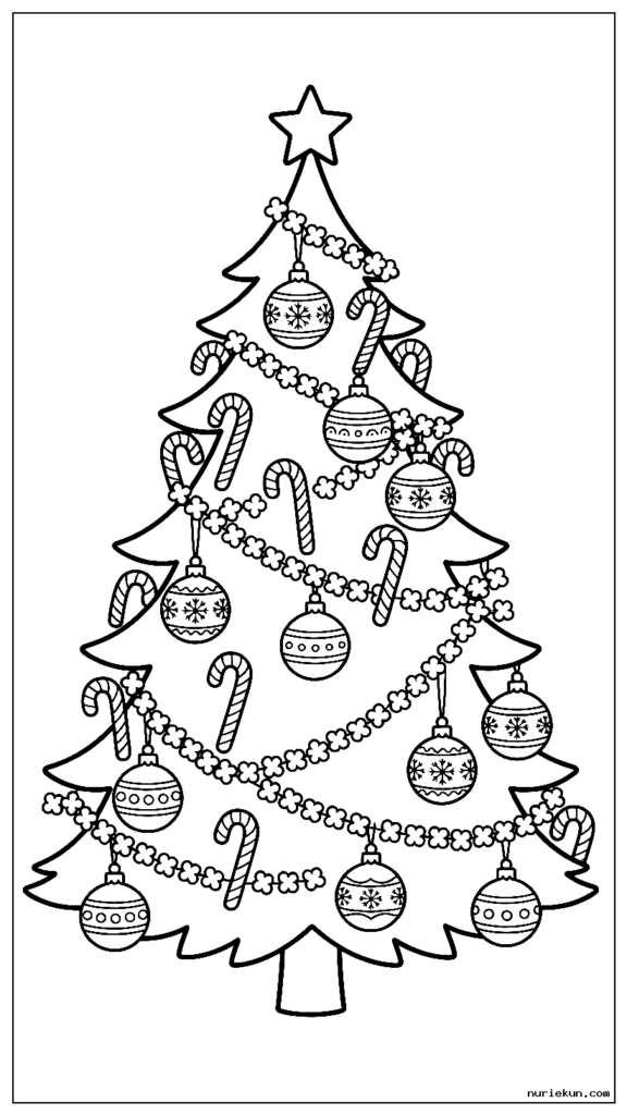 ビンテージのオーナメントを飾ったクリスマス ツリー